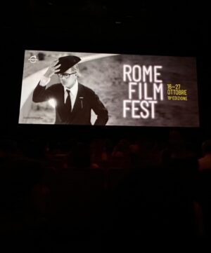 Asia Argento Instagram - Sarà che #Longlegs è un film horror (fra l’altro paurosissimo) quindi per me uno spasso 😂 sarà che l’ho visto con Simone (@smnbozzelli) che amo alla follia anche se non è il mio fidanzato 🥺 ma ieri sera al @romacinemafest mi sono sentita stranamente a mio agio e mi sono divertita un sacco. Vi consiglio di andarlo a vedere, distribuito da @bewaterfilm, nelle sale dal 31 ottobre! 

Total look @mm6maisonmargiela 
styling @juolka00 makeup @saramastropietro.up hair @claudiopernix 
Foto di @maria.prudenza.photos 
@supppervi