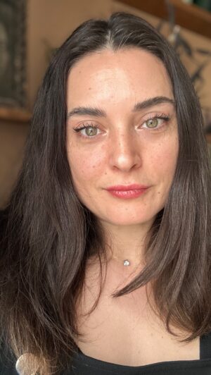 Aslihan Gurbuz Instagram - Bir reelse sığacak gibi değildi 2024…
En az 3 paylaşımlık malzemem var, ama ben instoş tembeliyim🐒
2025 e geçen seneden 3 paylaşım sözümle giriyor; 
Bir şekilde gidenlerin ardından layığıyla yaslarımızı yaşayıp her şekilde devam edebildiğimiz yeni bir yıl, o yaslarda da sarılabilecek CAN lar diliyorum hepimize hepinize…
(Sözüm söz 2024 ün diğer şahaneleri gelicek😅)