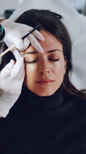 Astrid Coppens Instagram - Net de “Hyper Realistic wenkbrauwen ombré” gedaan bij Lies van @bar_a_beaute_knokke . Ik ben zo tevreden met het resultaat! Eerst heeft Lies me alles uitgelegd hoe de behandeling in zijn werk gaat, dan is er heel grondig voorgetekend en hebben we samen de perfecte vorm besproken, dan hebben we de kleur bepaald die het beste past bij mij, en dan zijn we van start gegaan met de pigmentatie.
De vorm van mijn wenkbrauwen komt zoveel mooier tot zijn recht en tegelijkertijd is het zeer natuurlijk gedaan en volledig pijnloos. Zo blij 😁 #brows #beauty #ombrebrows #browsonfleek #browshaping