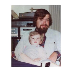 Atala Sarmiento Instagram - Querido Papito lindo:
Hoy hace 21 años que no te veo, no oigo tu voz y mis brazos solo rodean tu ausencia.
Llevo días pensando en todo lo que no hemos podido vivir juntos y las ganas que siempre tengo de contarte cosas.
Cuando oigo tu música siento que me encuentro contigo y luego me pregunto dónde estás.
¿Te acuerdas lo que siempre le decías a mamá?: “Atala puede con todo, con todo”.
Bueno…he podido con casi todo aún cuando me ha faltado tu punto de vista para hacerme ver cosas que yo no había considerado.
Sigo yendo a ver el mar, solo a contemplarlo sin hacer nada más que eso, tal como me enseñaste.
Ahora entiendo por qué decías siempre que quien sabe matemáticas lo sabe todo ¡Tenías razón!
No he olvidado cuánto insististe en que mi batalla más aguerrida tenía que ser por sentirme libre; sigo aprendiendo a hacerlo, pero cada vez estoy más cerca de ello.
Todavía, a veces, siento el impulso de llamarte por teléfono un domingo para ver en dónde vamos a comer y qué tipo de comida diferente nos harás probar.
Me sigue dando ternura pensarte bajando de mi coche después de haber desayunado unos chilaquiles en “El Diplomático” y seguir tu camino a casa andando -con tu chaqueta de la NASA y tus gafas de corredor de autos-diciéndome adiós con un brazo al aire.
Me gusta el jazz porque me lo enseñaste y oigo a Bach cuando escribo porque estructura mis ideas ¿Ves? Que sí entendí lo de las matemáticas.
Amo viajar -como tú- y me hubiera encantado visitar todos los sitios que he conocido a tu lado. Fui a Atenas este año pa, y supe por qué te obsesionaste con la Acrópolis. Me compré una gorra de pescador griego como las que usabas en las vacaciones.
¿Sabes que apareces en mis sueños constantemente? Te veo joven y guapo, como cuando era niña y tus brazos grandes me pesaban cuando me abrazabas. Por alguna extraña razón, en mis sueños siempre terminas resolviendo algo que está atorado. Cuando me despierto me consuelo creyendo que es que me visitas desde allá donde ahora estás, porque ahí en tu nuevo espacio, dimensión y forma, aun me recuerdas y me quieres, y por eso vienes a cuidarme mientras duermo.
Te amo y te extraño siempre papito ¡SIEMPRE! ❤️