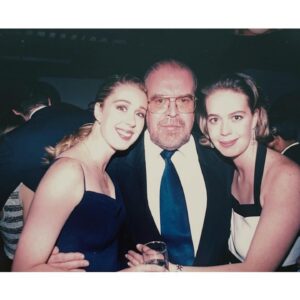 Atala Sarmiento Instagram - Querido Papito lindo:
Hoy hace 21 años que no te veo, no oigo tu voz y mis brazos solo rodean tu ausencia.
Llevo días pensando en todo lo que no hemos podido vivir juntos y las ganas que siempre tengo de contarte cosas.
Cuando oigo tu música siento que me encuentro contigo y luego me pregunto dónde estás.
¿Te acuerdas lo que siempre le decías a mamá?: “Atala puede con todo, con todo”.
Bueno…he podido con casi todo aún cuando me ha faltado tu punto de vista para hacerme ver cosas que yo no había considerado.
Sigo yendo a ver el mar, solo a contemplarlo sin hacer nada más que eso, tal como me enseñaste.
Ahora entiendo por qué decías siempre que quien sabe matemáticas lo sabe todo ¡Tenías razón!
No he olvidado cuánto insististe en que mi batalla más aguerrida tenía que ser por sentirme libre; sigo aprendiendo a hacerlo, pero cada vez estoy más cerca de ello.
Todavía, a veces, siento el impulso de llamarte por teléfono un domingo para ver en dónde vamos a comer y qué tipo de comida diferente nos harás probar.
Me sigue dando ternura pensarte bajando de mi coche después de haber desayunado unos chilaquiles en “El Diplomático” y seguir tu camino a casa andando -con tu chaqueta de la NASA y tus gafas de corredor de autos-diciéndome adiós con un brazo al aire.
Me gusta el jazz porque me lo enseñaste y oigo a Bach cuando escribo porque estructura mis ideas ¿Ves? Que sí entendí lo de las matemáticas.
Amo viajar -como tú- y me hubiera encantado visitar todos los sitios que he conocido a tu lado. Fui a Atenas este año pa, y supe por qué te obsesionaste con la Acrópolis. Me compré una gorra de pescador griego como las que usabas en las vacaciones.
¿Sabes que apareces en mis sueños constantemente? Te veo joven y guapo, como cuando era niña y tus brazos grandes me pesaban cuando me abrazabas. Por alguna extraña razón, en mis sueños siempre terminas resolviendo algo que está atorado. Cuando me despierto me consuelo creyendo que es que me visitas desde allá donde ahora estás, porque ahí en tu nuevo espacio, dimensión y forma, aun me recuerdas y me quieres, y por eso vienes a cuidarme mientras duermo.
Te amo y te extraño siempre papito ¡SIEMPRE! ❤️
