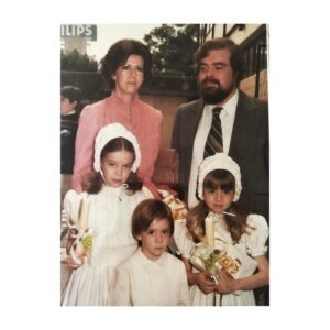Atala Sarmiento Instagram - Querido Papito lindo:
Hoy hace 21 años que no te veo, no oigo tu voz y mis brazos solo rodean tu ausencia.
Llevo días pensando en todo lo que no hemos podido vivir juntos y las ganas que siempre tengo de contarte cosas.
Cuando oigo tu música siento que me encuentro contigo y luego me pregunto dónde estás.
¿Te acuerdas lo que siempre le decías a mamá?: “Atala puede con todo, con todo”.
Bueno…he podido con casi todo aún cuando me ha faltado tu punto de vista para hacerme ver cosas que yo no había considerado.
Sigo yendo a ver el mar, solo a contemplarlo sin hacer nada más que eso, tal como me enseñaste.
Ahora entiendo por qué decías siempre que quien sabe matemáticas lo sabe todo ¡Tenías razón!
No he olvidado cuánto insististe en que mi batalla más aguerrida tenía que ser por sentirme libre; sigo aprendiendo a hacerlo, pero cada vez estoy más cerca de ello.
Todavía, a veces, siento el impulso de llamarte por teléfono un domingo para ver en dónde vamos a comer y qué tipo de comida diferente nos harás probar.
Me sigue dando ternura pensarte bajando de mi coche después de haber desayunado unos chilaquiles en “El Diplomático” y seguir tu camino a casa andando -con tu chaqueta de la NASA y tus gafas de corredor de autos-diciéndome adiós con un brazo al aire.
Me gusta el jazz porque me lo enseñaste y oigo a Bach cuando escribo porque estructura mis ideas ¿Ves? Que sí entendí lo de las matemáticas.
Amo viajar -como tú- y me hubiera encantado visitar todos los sitios que he conocido a tu lado. Fui a Atenas este año pa, y supe por qué te obsesionaste con la Acrópolis. Me compré una gorra de pescador griego como las que usabas en las vacaciones.
¿Sabes que apareces en mis sueños constantemente? Te veo joven y guapo, como cuando era niña y tus brazos grandes me pesaban cuando me abrazabas. Por alguna extraña razón, en mis sueños siempre terminas resolviendo algo que está atorado. Cuando me despierto me consuelo creyendo que es que me visitas desde allá donde ahora estás, porque ahí en tu nuevo espacio, dimensión y forma, aun me recuerdas y me quieres, y por eso vienes a cuidarme mientras duermo.
Te amo y te extraño siempre papito ¡SIEMPRE! ❤️