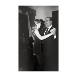 Atala Sarmiento Instagram - Querido Papito lindo:
Hoy hace 21 años que no te veo, no oigo tu voz y mis brazos solo rodean tu ausencia.
Llevo días pensando en todo lo que no hemos podido vivir juntos y las ganas que siempre tengo de contarte cosas.
Cuando oigo tu música siento que me encuentro contigo y luego me pregunto dónde estás.
¿Te acuerdas lo que siempre le decías a mamá?: “Atala puede con todo, con todo”.
Bueno…he podido con casi todo aún cuando me ha faltado tu punto de vista para hacerme ver cosas que yo no había considerado.
Sigo yendo a ver el mar, solo a contemplarlo sin hacer nada más que eso, tal como me enseñaste.
Ahora entiendo por qué decías siempre que quien sabe matemáticas lo sabe todo ¡Tenías razón!
No he olvidado cuánto insististe en que mi batalla más aguerrida tenía que ser por sentirme libre; sigo aprendiendo a hacerlo, pero cada vez estoy más cerca de ello.
Todavía, a veces, siento el impulso de llamarte por teléfono un domingo para ver en dónde vamos a comer y qué tipo de comida diferente nos harás probar.
Me sigue dando ternura pensarte bajando de mi coche después de haber desayunado unos chilaquiles en “El Diplomático” y seguir tu camino a casa andando -con tu chaqueta de la NASA y tus gafas de corredor de autos-diciéndome adiós con un brazo al aire.
Me gusta el jazz porque me lo enseñaste y oigo a Bach cuando escribo porque estructura mis ideas ¿Ves? Que sí entendí lo de las matemáticas.
Amo viajar -como tú- y me hubiera encantado visitar todos los sitios que he conocido a tu lado. Fui a Atenas este año pa, y supe por qué te obsesionaste con la Acrópolis. Me compré una gorra de pescador griego como las que usabas en las vacaciones.
¿Sabes que apareces en mis sueños constantemente? Te veo joven y guapo, como cuando era niña y tus brazos grandes me pesaban cuando me abrazabas. Por alguna extraña razón, en mis sueños siempre terminas resolviendo algo que está atorado. Cuando me despierto me consuelo creyendo que es que me visitas desde allá donde ahora estás, porque ahí en tu nuevo espacio, dimensión y forma, aun me recuerdas y me quieres, y por eso vienes a cuidarme mientras duermo.
Te amo y te extraño siempre papito ¡SIEMPRE! ❤️