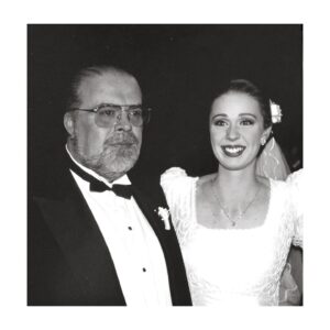 Atala Sarmiento Instagram - Querido Papito lindo:
Hoy hace 21 años que no te veo, no oigo tu voz y mis brazos solo rodean tu ausencia.
Llevo días pensando en todo lo que no hemos podido vivir juntos y las ganas que siempre tengo de contarte cosas.
Cuando oigo tu música siento que me encuentro contigo y luego me pregunto dónde estás.
¿Te acuerdas lo que siempre le decías a mamá?: “Atala puede con todo, con todo”.
Bueno…he podido con casi todo aún cuando me ha faltado tu punto de vista para hacerme ver cosas que yo no había considerado.
Sigo yendo a ver el mar, solo a contemplarlo sin hacer nada más que eso, tal como me enseñaste.
Ahora entiendo por qué decías siempre que quien sabe matemáticas lo sabe todo ¡Tenías razón!
No he olvidado cuánto insististe en que mi batalla más aguerrida tenía que ser por sentirme libre; sigo aprendiendo a hacerlo, pero cada vez estoy más cerca de ello.
Todavía, a veces, siento el impulso de llamarte por teléfono un domingo para ver en dónde vamos a comer y qué tipo de comida diferente nos harás probar.
Me sigue dando ternura pensarte bajando de mi coche después de haber desayunado unos chilaquiles en “El Diplomático” y seguir tu camino a casa andando -con tu chaqueta de la NASA y tus gafas de corredor de autos-diciéndome adiós con un brazo al aire.
Me gusta el jazz porque me lo enseñaste y oigo a Bach cuando escribo porque estructura mis ideas ¿Ves? Que sí entendí lo de las matemáticas.
Amo viajar -como tú- y me hubiera encantado visitar todos los sitios que he conocido a tu lado. Fui a Atenas este año pa, y supe por qué te obsesionaste con la Acrópolis. Me compré una gorra de pescador griego como las que usabas en las vacaciones.
¿Sabes que apareces en mis sueños constantemente? Te veo joven y guapo, como cuando era niña y tus brazos grandes me pesaban cuando me abrazabas. Por alguna extraña razón, en mis sueños siempre terminas resolviendo algo que está atorado. Cuando me despierto me consuelo creyendo que es que me visitas desde allá donde ahora estás, porque ahí en tu nuevo espacio, dimensión y forma, aun me recuerdas y me quieres, y por eso vienes a cuidarme mientras duermo.
Te amo y te extraño siempre papito ¡SIEMPRE! ❤️