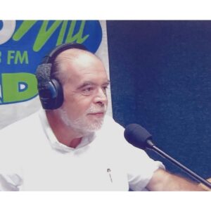 Atala Sarmiento Instagram - Querido Papito lindo:
Hoy hace 21 años que no te veo, no oigo tu voz y mis brazos solo rodean tu ausencia.
Llevo días pensando en todo lo que no hemos podido vivir juntos y las ganas que siempre tengo de contarte cosas.
Cuando oigo tu música siento que me encuentro contigo y luego me pregunto dónde estás.
¿Te acuerdas lo que siempre le decías a mamá?: “Atala puede con todo, con todo”.
Bueno…he podido con casi todo aún cuando me ha faltado tu punto de vista para hacerme ver cosas que yo no había considerado.
Sigo yendo a ver el mar, solo a contemplarlo sin hacer nada más que eso, tal como me enseñaste.
Ahora entiendo por qué decías siempre que quien sabe matemáticas lo sabe todo ¡Tenías razón!
No he olvidado cuánto insististe en que mi batalla más aguerrida tenía que ser por sentirme libre; sigo aprendiendo a hacerlo, pero cada vez estoy más cerca de ello.
Todavía, a veces, siento el impulso de llamarte por teléfono un domingo para ver en dónde vamos a comer y qué tipo de comida diferente nos harás probar.
Me sigue dando ternura pensarte bajando de mi coche después de haber desayunado unos chilaquiles en “El Diplomático” y seguir tu camino a casa andando -con tu chaqueta de la NASA y tus gafas de corredor de autos-diciéndome adiós con un brazo al aire.
Me gusta el jazz porque me lo enseñaste y oigo a Bach cuando escribo porque estructura mis ideas ¿Ves? Que sí entendí lo de las matemáticas.
Amo viajar -como tú- y me hubiera encantado visitar todos los sitios que he conocido a tu lado. Fui a Atenas este año pa, y supe por qué te obsesionaste con la Acrópolis. Me compré una gorra de pescador griego como las que usabas en las vacaciones.
¿Sabes que apareces en mis sueños constantemente? Te veo joven y guapo, como cuando era niña y tus brazos grandes me pesaban cuando me abrazabas. Por alguna extraña razón, en mis sueños siempre terminas resolviendo algo que está atorado. Cuando me despierto me consuelo creyendo que es que me visitas desde allá donde ahora estás, porque ahí en tu nuevo espacio, dimensión y forma, aun me recuerdas y me quieres, y por eso vienes a cuidarme mientras duermo.
Te amo y te extraño siempre papito ¡SIEMPRE! ❤️