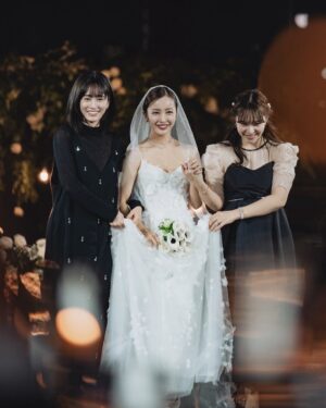 Atsuko Maeda Instagram - .
友の存在は20年前に出会ったときから特別で、
とても大切で愛おしい友のウエディングドレス姿は本当に綺麗で心からの感動とはこういう事を、言うんだって噛み締めてました。
エスコートさせてもらえて本当に嬉しかったよ。

いっぱい書きたい事でてきちゃうからあとはもう会ったときに伝えよう！友がこのために沢山素敵な写真送ってくれたからみんなにも幸せお裾分け！！❤️
