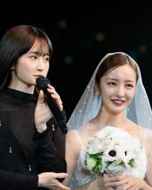 Atsuko Maeda Instagram - .
友の存在は20年前に出会ったときから特別で、
とても大切で愛おしい友のウエディングドレス姿は本当に綺麗で心からの感動とはこういう事を、言うんだって噛み締めてました。
エスコートさせてもらえて本当に嬉しかったよ。

いっぱい書きたい事でてきちゃうからあとはもう会ったときに伝えよう！友がこのために沢山素敵な写真送ってくれたからみんなにも幸せお裾分け！！❤️