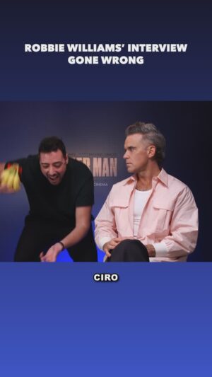 Aurora Leone Instagram - Cose che non pensavo di vedere in questa vita:
1. Robbie Williams
2. Ciro che dà un casco di banane a @robbiewilliams 
@luckyred 
#adv