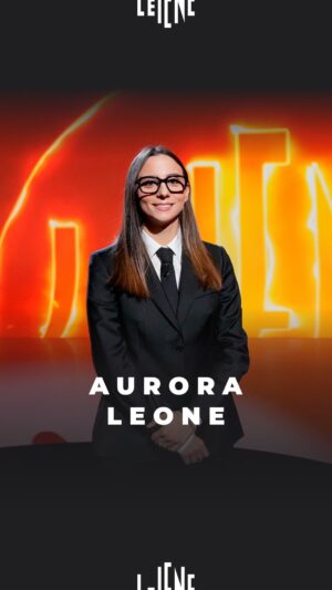 Aurora Leone Instagram - “Ho immaginato un partito: Democrazia Cantoniera. Un mondo perfetto, dove finalmente il responsabile ha un volto. Responsabile non solo nel senso di colpevole ma anche di meritevole.” Il monologo di @auroraleone a #LeIene

Aurora vi aspetta a teatro fino a gennaio con il suo spettacolo “Tutto scontato”