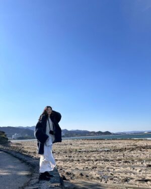Aya Omasa Instagram - 明けましておめでとうございます⛩

太陽のパワーをたくさん感じられた2025年の始まり

今年はこのお仕事を始めてから
20周年と、何とも月日が経つのは早いなと実感しています。

そして、みなさんにいつも元気をもらっているので恩返しをしていける一年にもできたらいいなと✨

焦りすぎず、心に余裕を持たせながらでもパワフルに！突き進んでいける一年にしていきたいです！

今年もよろしくお願いします❤️