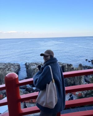 Aya Omasa Instagram - 明けましておめでとうございます⛩

太陽のパワーをたくさん感じられた2025年の始まり

今年はこのお仕事を始めてから
20周年と、何とも月日が経つのは早いなと実感しています。

そして、みなさんにいつも元気をもらっているので恩返しをしていける一年にもできたらいいなと✨

焦りすぎず、心に余裕を持たせながらでもパワフルに！突き進んでいける一年にしていきたいです！

今年もよろしくお願いします❤️