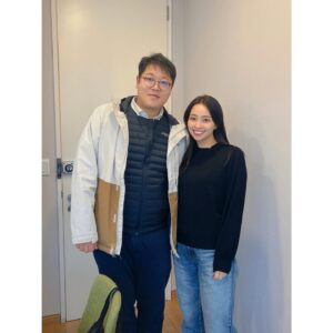 Ayame Misaki Instagram - 久しぶりのHIFUで、ウルセラは初めて！！
顔には脂肪がないからコケちゃうとのことで、
にっくき顎下メインに300shotとシュリンク300shotしました。1ヶ月後くらいから効果があるみたいだけど、２週間くらい経った今腫れも引いて来て少しずつ顎下がシュッとして来て
うれしすぎる！！

顎が小さいから、痩せたり、笑うと余計に二重顎に見えるらしく
て、ずっと気になってたのでもう少しスッキリするとうれしい🥺🥺🥺

3ヶ月前は会えなかった理事長にも会えてよかったー♪
院長先生にはまた逢えた！可愛い💕

🏥　@pladen.jp  新沙にある。

#ウルセラ#ウルセラハイフ#シュリンク#プラデン美容整形外科#プラチナポッキ注射#3世代ポッキ注射#渡韓#肌管理#小顔#韓国