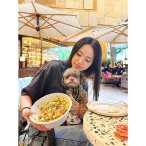 Ayame Misaki Instagram - まろんと野菜の日。まろんがぺろってしようとしてた！
夜は寒いけど、お昼はお天気良くて気持ちいいね♪

オータムハーベスト初めて食べたけどめっちゃ好みの味だった。うまうま。いつもスパイシーバイマイをアレンジする派です！
