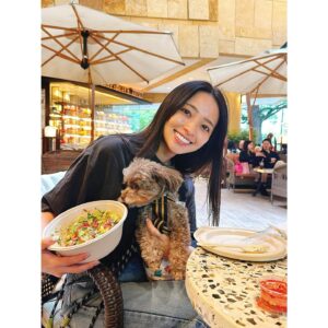 Ayame Misaki Instagram - まろんと野菜の日。まろんがぺろってしようとしてた！
夜は寒いけど、お昼はお天気良くて気持ちいいね♪

オータムハーベスト初めて食べたけどめっちゃ好みの味だった。うまうま。いつもスパイシーバイマイをアレンジする派です！