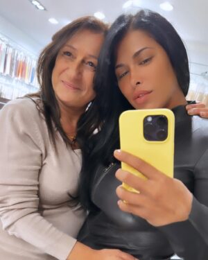 Ayem Nour Instagram - Retour sur ces moments de joie, de rires et d’échanges avec ma chère et tendre @judith_royalextension
Ayvin et moi nous étions aux anges, un mélange de détente et d’authenticité, hâte d’être de nouveau parmi vous…
Une mention spéciale pour mon adorable Mandy et notre cher coiffeur qui a remis mes cheveux en état et a rafraîchit la belle chevelure de mon Prince.
Je vous conseille indéniablement ce lieu @royalextension pour prendre soin de vos cheveux mais ce sont surtout les meilleurs pour tout ce qui est extensions.
Le Tout Paris le dit!