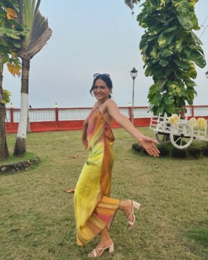Ayesha Kaduskar Instagram - 💁🏻‍♀️☀️
