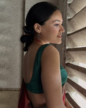 Ayesha Kaduskar Instagram - realising i’d rather wear mum’s 30  year old saree, than anything new i’d find now 💞

(swipe for a surprise)