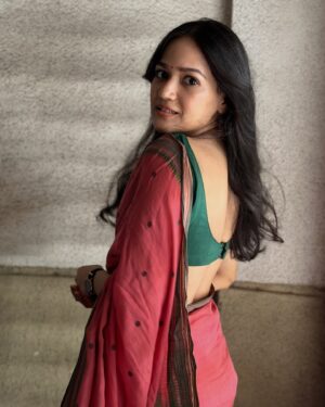 Ayesha Kaduskar Instagram - realising i’d rather wear mum’s 30  year old saree, than anything new i’d find now 💞

(swipe for a surprise)
