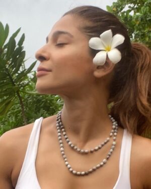 Ayesha Omar Instagram - 2 weeks of detoxing from technology, stimulants, phone, television, social media, work environments, people, animal protein, caffeine, refined sugar, gluten, dairy, pollution, cars, fuel smoke, chemicals, makeup and heavy metals, using natural products, eating the most delicious and nutritious organic Vegetarian Food prepared with love and care, drinking herbal teas and other Ayurvedic concoctions, being close to nature and waking up to the roaring ocean, basking in the glorious sun, reading, thinking, writing, daily yoga and treatments, circulating massages and being around calming energies at @barberyn_resorts 
🌴🧚‍♀️🌹

#ayeshaomar #welcomehome #welcometonature #ayeshaobeauty