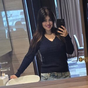 Ayesha Takia Instagram - Girls, we take a million selfies, can't pick one....so here goes ....more than a few lol!  ME JUST BEING ME.
 #slimshady #ayeshatakia #nofilter