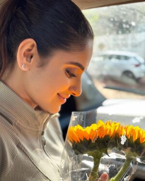 Ayesha Zeenath Instagram - When u have best friends to give u flowers No need of BF 🤪

:
@vinay.sindya love u baeee😘😘♥️🫂🧿

PC : @_roadie_monk_ 😘😘😘😘

.#insta #life #live #love