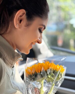 Ayesha Zeenath Instagram - When u have best friends to give u flowers No need of BF 🤪

:
@vinay.sindya love u baeee😘😘♥️🫂🧿

PC : @_roadie_monk_ 😘😘😘😘

.#insta #life #live #love