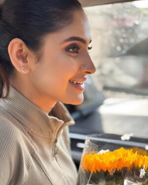 Ayesha Zeenath Instagram - When u have best friends to give u flowers No need of BF 🤪

:
@vinay.sindya love u baeee😘😘♥️🫂🧿

PC : @_roadie_monk_ 😘😘😘😘

.#insta #life #live #love