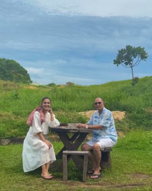 Ayeza Khan Instagram - I got this from my Papa! 🤍
My travel partner, my ultimate friend.

Exploring Sri-Lanka , Galle you have my heart.🇱🇰

P.S. I’ve bought some beautiful sarees from here and am saving them for the next Eid. 🐚🐢🌴🤍🐘🌊⛴️🏝️🗺️🛫