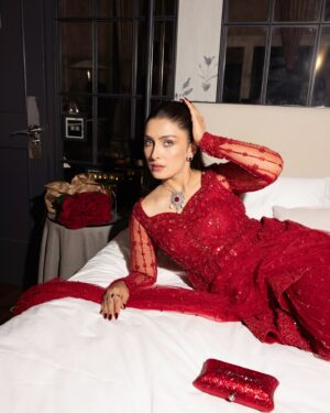 Ayeza Khan Instagram - It was great to be back. As I said before. You guys will always have a special place in my heart. 
Until next time, London 🫶 

Next stop… Manchester. 👀

👗: Customised look created and styled by the incredible team @anilamurtaza @mariyamdrizwan, with makeup by
@mehwish_almas 
@shakeelbinafzal 
@neemarjewels