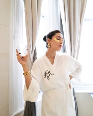 Ayeza Khan Instagram - Glass of water in my hand cause that’s my secret to a good skin. Although I am still working on my sleep, but being an actress you sometimes shoot until 3 am so a good sleep is definitely out of the window. Currently preparing for the meet n greet. I can’t wait!! See you guys tonight
XoXoooooo 💋