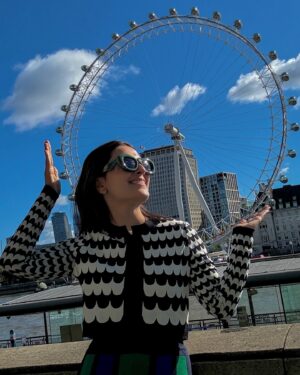 Ayeza Khan Instagram - London is where I feel the most freedom and love! The love part comes from my fans!!! I can’t wait to meet you guys soon. Can’t wait to hug my cute little fans! (And the elders too ofcourse hahaha) 💋🇬🇧