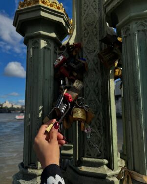Ayeza Khan Instagram - London is where I feel the most freedom and love! The love part comes from my fans!!! I can’t wait to meet you guys soon. Can’t wait to hug my cute little fans! (And the elders too ofcourse hahaha) 💋🇬🇧