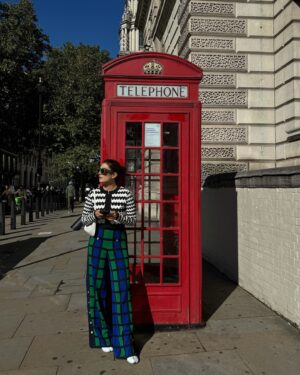 Ayeza Khan Instagram - London is where I feel the most freedom and love! The love part comes from my fans!!! I can’t wait to meet you guys soon. Can’t wait to hug my cute little fans! (And the elders too ofcourse hahaha) 💋🇬🇧