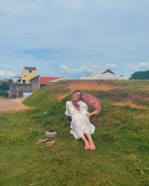 Ayeza Khan Instagram - I got this from my Papa! 🤍
My travel partner, my ultimate friend.

Exploring Sri-Lanka , Galle you have my heart.🇱🇰

P.S. I’ve bought some beautiful sarees from here and am saving them for the next Eid. 🐚🐢🌴🤍🐘🌊⛴️🏝️🗺️🛫