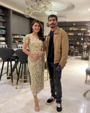 Ayeza Khan Instagram - Just teasing—I mean, just sharing the behind-the-scenes of Humraaz.😇😊

Pc: @syedyousufofficial