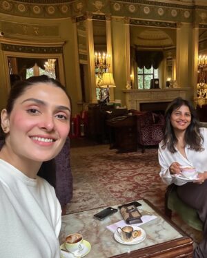 Ayeza Khan Instagram - Good morning, London 😌🌺🫶
It’s starting to get a bit chilly out here. Missing my family back in Pakistan. Rayan wants me to bring him some “tool toys” because he wants to become a carpenter when he grows up. Well that’s interesting.🤨 😂