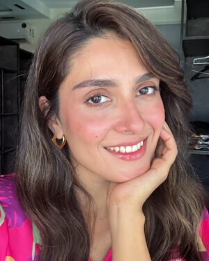 Ayeza Khan Instagram - October was one hell of a ride… a bit exhausting but very rewarding! As always with all good things in life.😏💞🧟‍♀️💆‍♀️😘🤗🫥🤲🫶🏻🌞