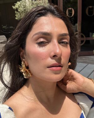 Ayeza Khan Instagram - Always a good time in Dubai. 🌺☀️