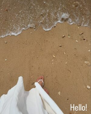 Ayeza Khan Instagram - I got this from my Papa! 🤍
My travel partner, my ultimate friend.

Exploring Sri-Lanka , Galle you have my heart.🇱🇰

P.S. I’ve bought some beautiful sarees from here and am saving them for the next Eid. 🐚🐢🌴🤍🐘🌊⛴️🏝️🗺️🛫