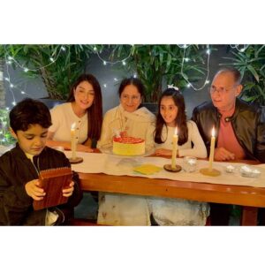 Ayeza Khan Instagram - Celebrating togetherness, and my Mama’s Birthday! 🎂💕🎉🥳🎁🎂🎈🎊