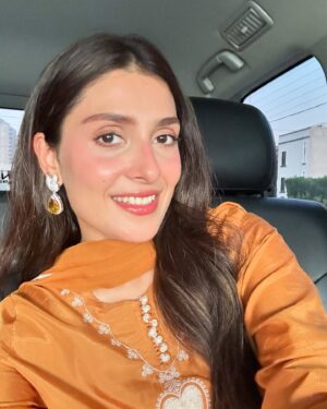 Ayeza Khan Instagram - October was one hell of a ride… a bit exhausting but very rewarding! As always with all good things in life.😏💞🧟‍♀️💆‍♀️😘🤗🫥🤲🫶🏻🌞