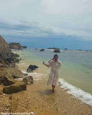 Ayeza Khan Instagram - I got this from my Papa! 🤍
My travel partner, my ultimate friend.

Exploring Sri-Lanka , Galle you have my heart.🇱🇰

P.S. I’ve bought some beautiful sarees from here and am saving them for the next Eid. 🐚🐢🌴🤍🐘🌊⛴️🏝️🗺️🛫
