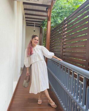 Ayeza Khan Instagram - I got this from my Papa! 🤍
My travel partner, my ultimate friend.

Exploring Sri-Lanka , Galle you have my heart.🇱🇰

P.S. I’ve bought some beautiful sarees from here and am saving them for the next Eid. 🐚🐢🌴🤍🐘🌊⛴️🏝️🗺️🛫