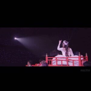 Ayumi Hamasaki Instagram - 大晦日の代々木でTAが魅せた奇跡。

Dearestでエンドステージにお神輿で登場した際のこと。イントロで音響トラブルが発生し無音のままスタートしてしまい、大勢のスタッフさん達が原因究明と音の復旧の為に走り回る騒然とした状況が目の前に広がるなか、代々木を埋めた超満員のTAから一斉に歌声が湧き上がりました。

私達があゆの代わりに歌おう！と。

終演後『あれは演出だったの？』とたくさんの人に聞かれました。大事故でしたが、TAがそれを一瞬でドラマのような大感動のシーンへと変えてくれました。

5日までAbemaでご覧いただけます。是非！！！

愛すべきもののため、愛をくれるもののため、できること➖はこの世に存在します。

#ayucountdownlive20242025