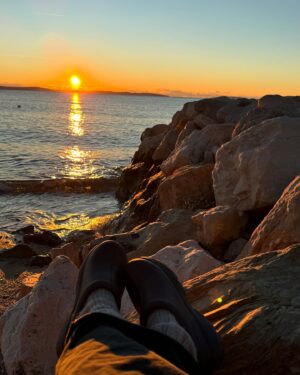Bab Buelens Instagram - unshared of the past few days
1. :-)
2. a new type of vegetation in Dalmacija 🎄
3. today’s sunset after a rainy day (i can confirm Dalmacija is beautiful in any season)
4. we had ćevapi and fries for lunch today
5. my friends across the sea 💕
6. a rare outfit that doesn’t involve birckenstocks or plastic uggs   the colors in this picture 🥰
7. i learned how to make husarski from Vice’s teta 👩‍🍳
8. dog playdate with the neighbours’ dogs
9. the plastic uggs i was telling you about