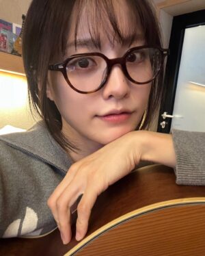 Bae Yoon-kyung Instagram - 잘 쳐보구 싶댜..🎼