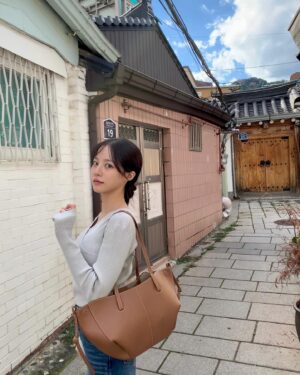 Bae Yoon-kyung Instagram - 가🤎을🤎 조금만 천천히 가줘..🙏🏻
