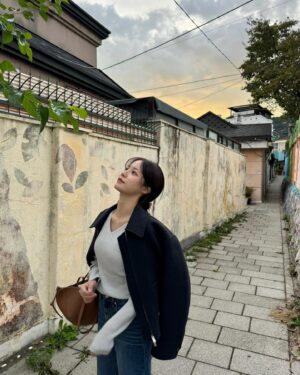 Bae Yoon-kyung Instagram - 가🤎을🤎 조금만 천천히 가줘..🙏🏻