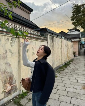 Bae Yoon-kyung Instagram - 가🤎을🤎 조금만 천천히 가줘..🙏🏻