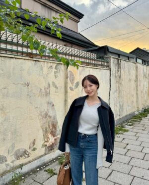Bae Yoon-kyung Instagram - 가🤎을🤎 조금만 천천히 가줘..🙏🏻